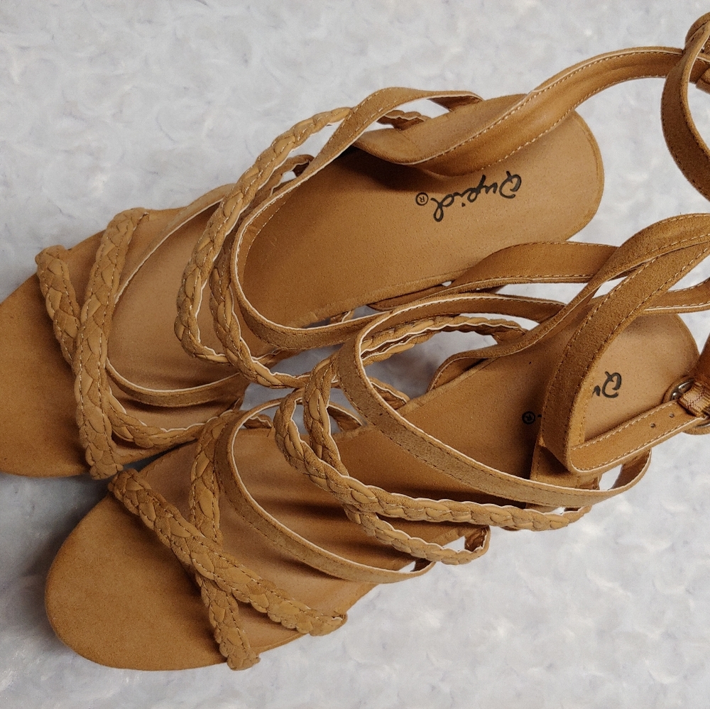 Latch Sandal - Picture 3 of 7